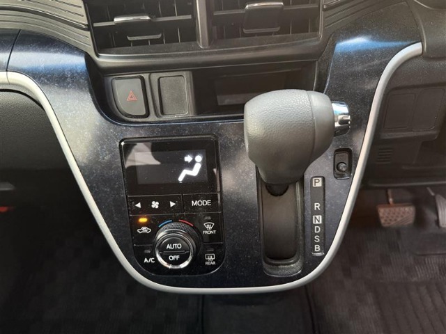 オートエアコン装着車で車内はいつも快適です。