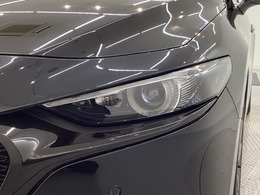 LEDヘッドライトは、点灯の瞬間から最大光量を発揮し、突然暗くなるトンネルなどでの安定感を高めます。