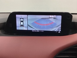全方位モニターがついています！　車の周囲を360°安全確認できるので、普段の駐車はもちろんの事、縦列駐車や幅寄せの際にも活躍してくれますよ。