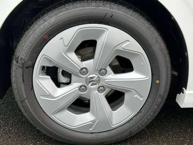 当社では、大型の鈑金塗装を保有しているので、万が一お車をぶつけてしまった場合でも大丈夫！外注せず当社で　『凹み直し→塗装』　の工程が行えるんです♪直るんです♪