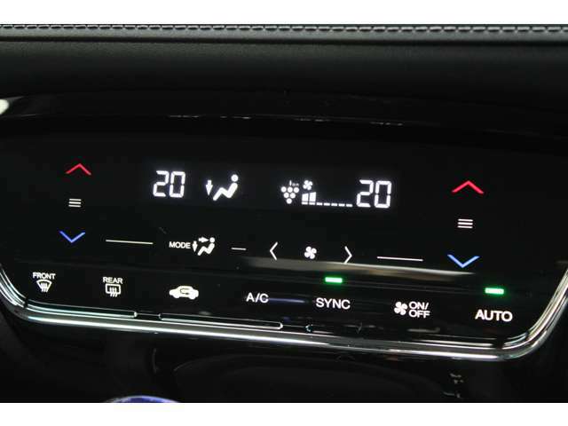 プラズマクラスター技術搭載左右独立コントロールフルオートエアコンを装備。運転席・助手席の独立した温度設定だけでなく空気清浄や脱臭などの効果を発揮して車内は快適空間♪