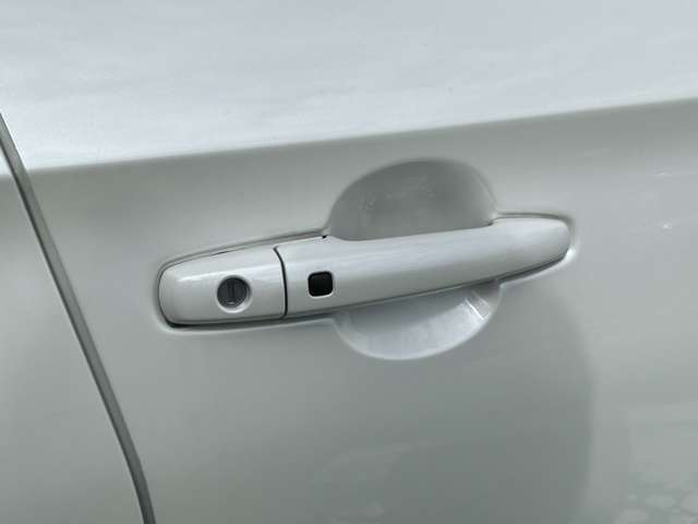 【リクエストスイッチ】スマートキーですので、鍵をポケットやカバンに入れたまま、ボタンを押すだけで鍵の開閉が可能です♪