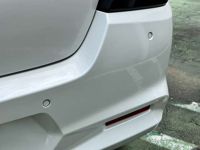 【後退時ブレーキサポート】リアバンパーにセンサーがついており、人や物を検知し障害物にぶつかりそうになると、警報や衝突軽減ブレーキが作動し安全運転を促してくれるので安心です♪