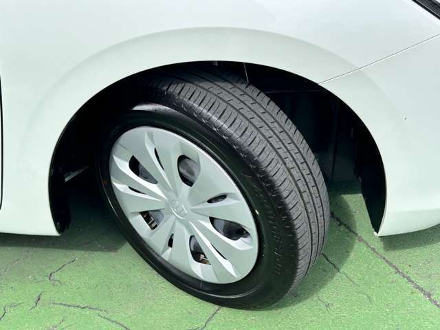 [タイヤ]ホイールキャップ付き。タイヤの溝もバッチリ残っています☆