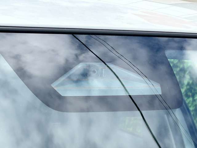 【デュアルセンサーブレーキサポート】単眼カメラとレーダーの両方で人や物を検知し、警報や衝突軽減ブレーキ機能で衝突回避、被害を軽減する安全装置がついてます！