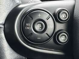 【レーダークルーズコントロール】装備車両です。レーダーやカメラを使って前を走るクルマの状況を検知して速度を調整してくれます。遠距離ドライブの高速道路などでは大活躍で疲労軽減に役立ちます。