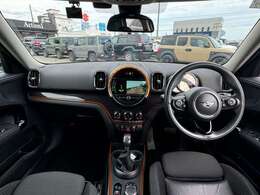 【室内】コックピット。車内もキレイで嫌な臭いもありません！ご納車後の臭いが付きにくくなる「空気触媒コーティング」もあります。