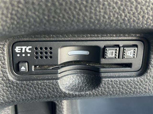 有料道路を利用する際に料金所で停止することなく通過できる、ETC車載器（ノンストップ自動料金収受システム機器）が装備されています。セットアップを行うことで利用可能になります。