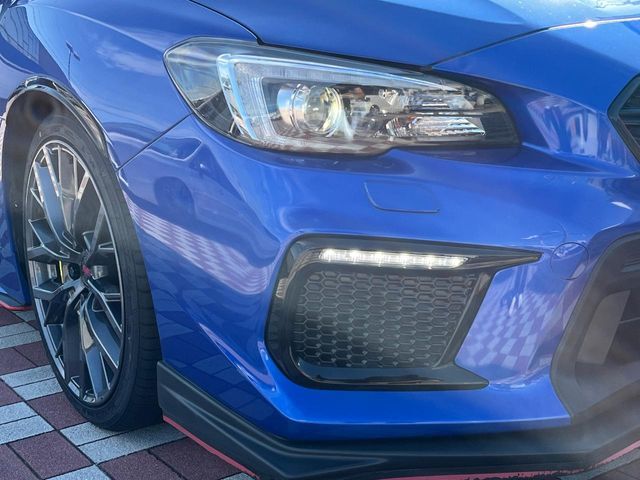 【LEDヘッドライト】悪天候や夜間走行時も良好な視界を確保し安心して運転できる高輝度LEDヘッドライトを装備！点灯速度が早く、消費電力も抑えられています。