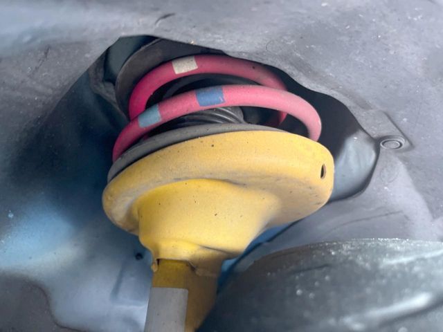 お車を安心してお乗りいただく為には、足回りの定期点検が欠かせません。サービスサポート（有償保証）では無料点検もご提供しており、安心のカーライフをお過ごしいただけるサポート体制が整っています。