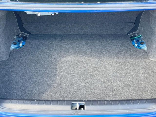 積み下ろしのしやすいデッキにはたっぷりと荷物を積み込んでいただけます。遊びから仕事まで、様々なシーンで頼れます♪