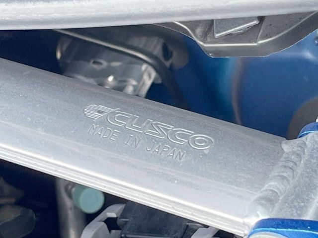 【クスコ製タワーバー】お車の剛性を高めるタワーバーを装備。よりスムーズなコーナリング走行が可能となり、走りも楽しめます。