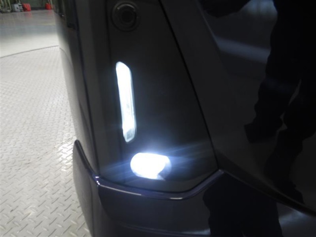 フォグランプ付きです。夜間や悪天候時に視界を確保するので安心ですね♪温度が高くなりますので、雪も溶けやすいですよ♪