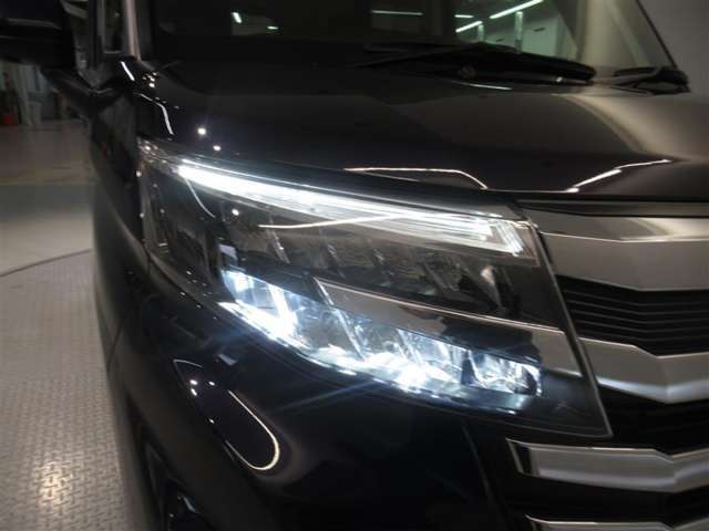 LEDヘッドライトです。デザイン性がよくとても明るいので、夜間の走行や悪天候でも安心です。しかも長寿命！