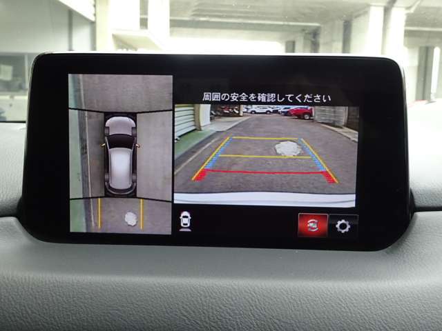 360°ビューモニターでは前後左右4つのカメラ映像をさまざまな走行状況に応じて切り替えてセンターディスプレイに表示することで、駐車時や狭い道でのすれ違い時、見通しの悪い交差点進入時でも安心感を高めます