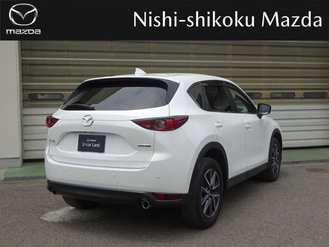 前後トレッドを先代モデルから約10mm拡大し無駄を削いだシンプルな台形フォルムでスタンスのよさを強調！