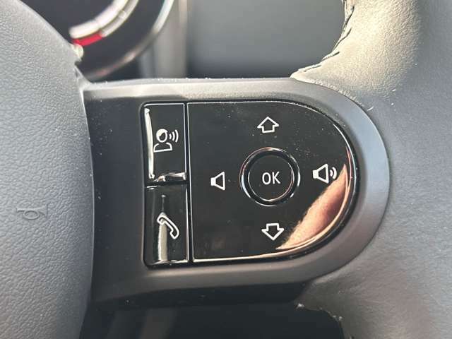 ステアリング右側のスイッチでは、オーディオのボリュームの調節や、ラジオのチャンネルの変更、電話の受け取りなどを可能にします。運転中に目線を下げずに操作可能です。