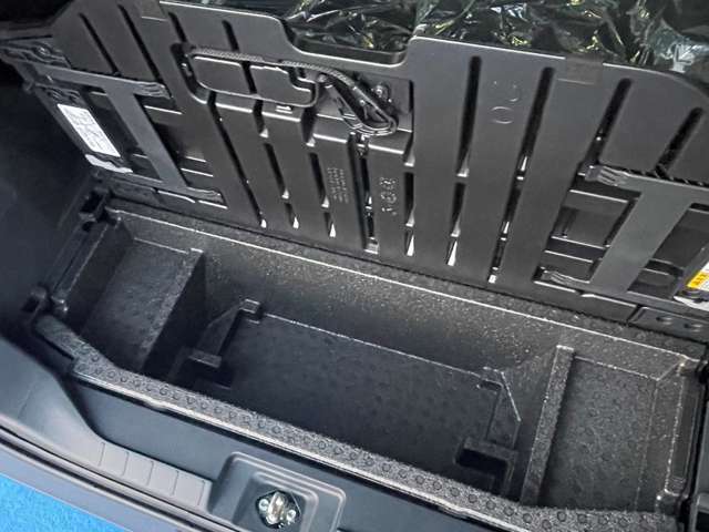 トランクの下にはアンダーボックスがあり、分けて収納可能です。