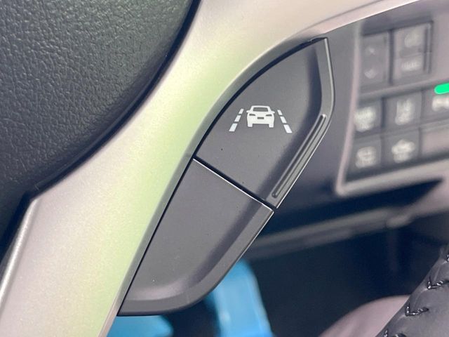 【車線逸脱警報】道路上の白（黄）線を認識し、意図せず走行中の車線からはみ出しそうになった時、メーター内の警告灯とブザーで注意喚起してくれる安心・安全機能です♪