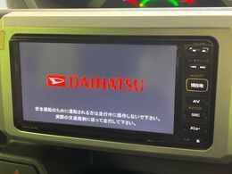 【純正ナビ】人気の純正ナビを装備しております。ナビの使いやすさはもちろん、オーディオ機能も充実！キャンプや旅行はもちろん、通勤や買い物など普段のドライブも楽しくなるはず♪