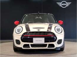 LEDヘッドライトで御座います。MINIのボンネットはヘッドライト部分に穴が開いている特徴的なもので御座います。MINIの伝統やこだわりがこういったところにも表れております。