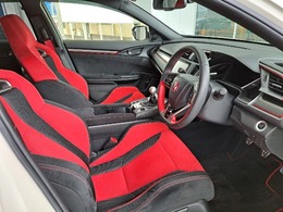 赤と黒のスポーティーなバケットシートです。体ににフィットしてドライブ快適にできるシートです。