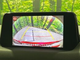 【バックカメラ】駐車時に後方がリアルタイム映像で確認できます。大型商業施設や立体駐車場での駐車時や、夜間のバック時に大活躍！運転スキルに関わらず、今や必須となった装備のひとつです！