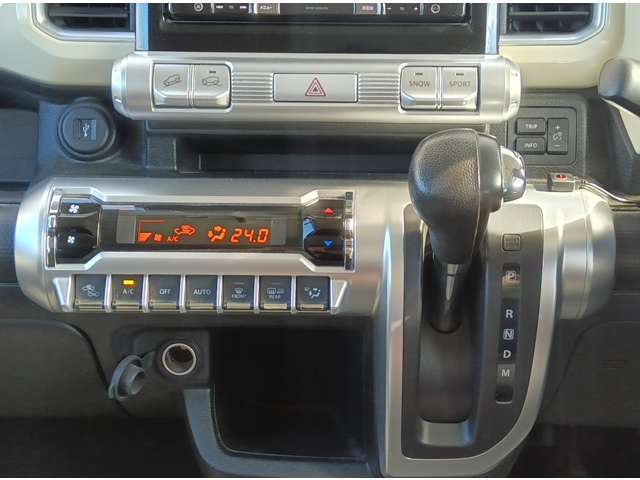 シフトレバー回りもスレなくきれいです！