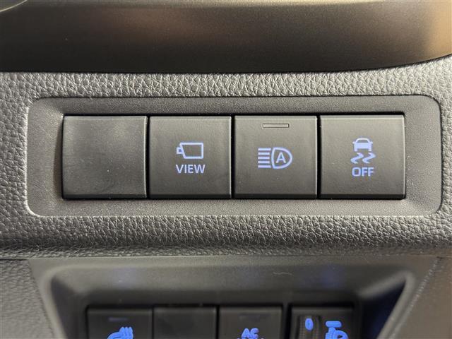 【アダプティブハイビームシステム（AHS）】先行車や対向車、街路灯などの明るさを判定し、常にハイビームの状態でも、照射される部分を自動制御で遮光してくれます！