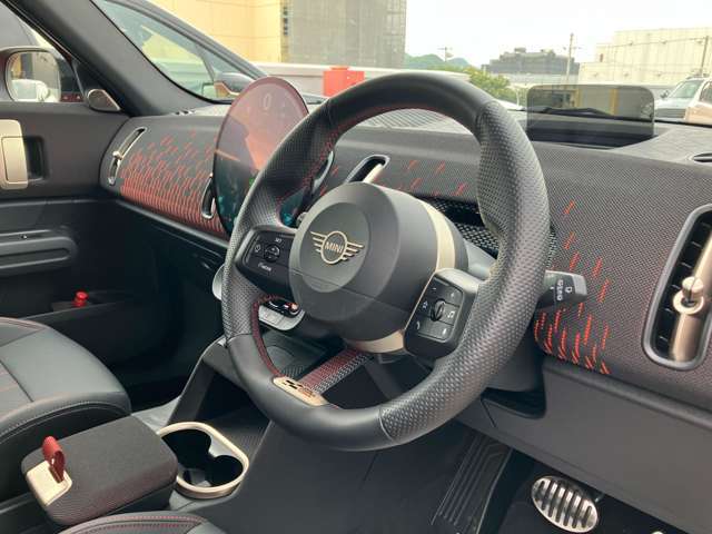 ステアリングサポート付きアクティブクルーズコントロールは前車追随機能付きで、快適かつ安全にドライブできます。