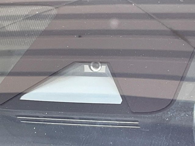 【トヨタセーフティセンス】走行中に前方の車両等を認識し、衝突しそうな時は警報とブレーキで衝突回避と被害軽減をアシスト。より安全にドライブをお楽しみいただけます。