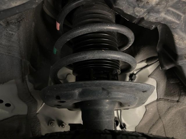 お車を安心してお乗りいただく為には、足回りの定期点検が欠かせません。サービスサポート（有償保証）では無料点検もご提供しており、安心のカーライフをお過ごしいただけるサポート体制が整っています。