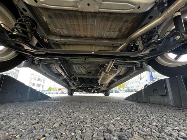 ■弊社では全車プロの専門業者によるルームクリーニングを実施しています！■室内の細かい所からエンジンルームまでキレイになった状態でお渡しいたします■