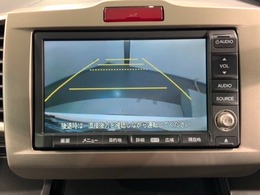 リバースギアに入れるだけで後方の表示へ切り替わります。夜間や雨の日の駐車も楽になりますよ。