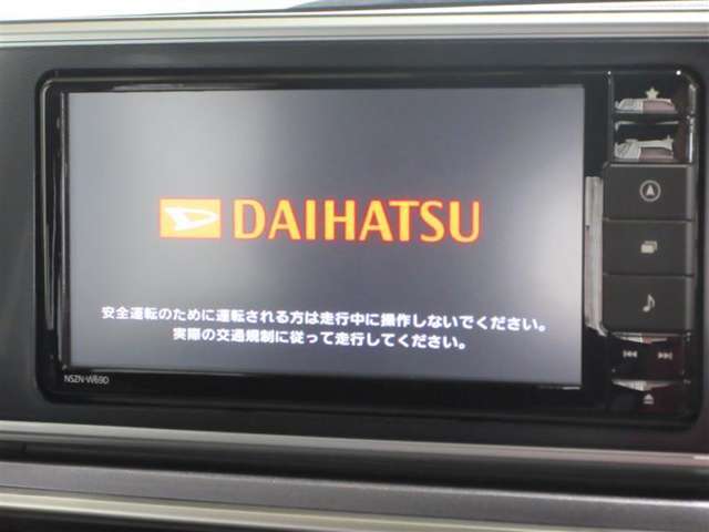 純正ナビを装備。タッチパネル式で使いやすく、お出かけもラクラクです。