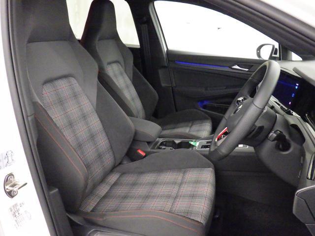 シートヒーター付き運転席。フォルクスワーゲンのシートは、ドライブ中の身体をしっかりと支え、正しい姿勢で運転することを考慮しています。