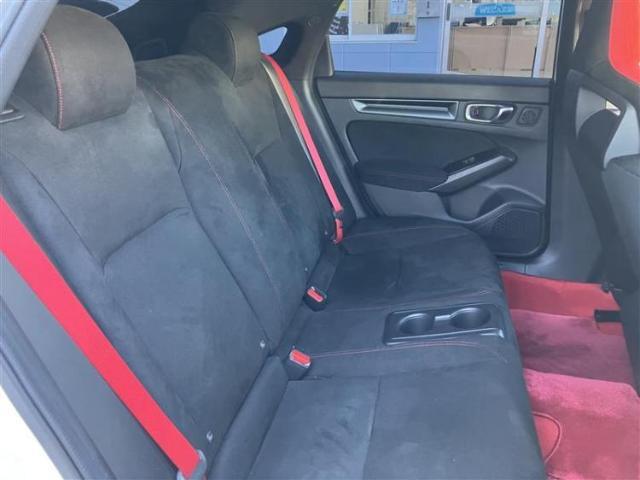 WECARSでは各商談席に大型モニターをご用意しております！見やすい大画面でゆったりと全国の在庫をご覧いただけます！是非ご来店お待ちしております！