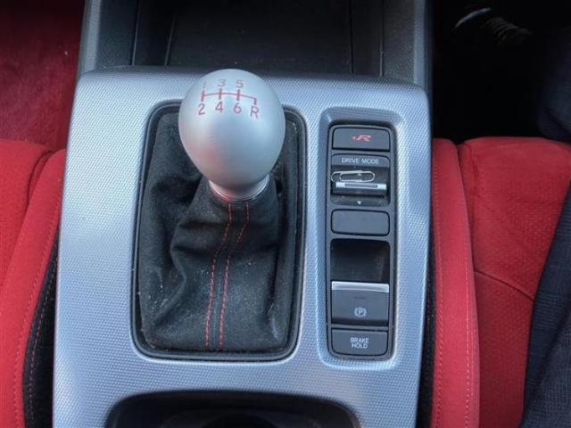 WECARSの展示場では実際に見て、触ってお車をお選びいただけます！知識の豊富な営業スタッフが様々なカーライフをご提案いたします！