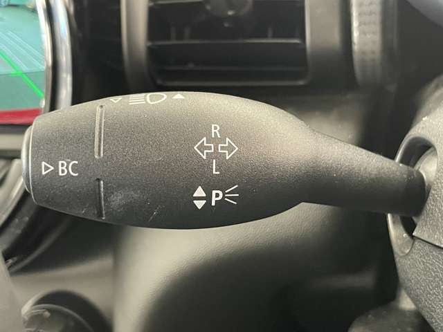 運転席右側にヘッドライト操作に関してのスイッチ類がまとまっております。