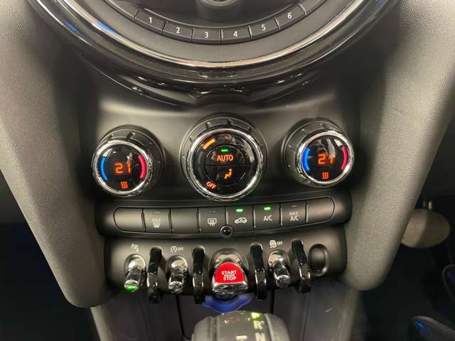運転席右側にヘッドライト操作に関してのスイッチ類がまとまっております。