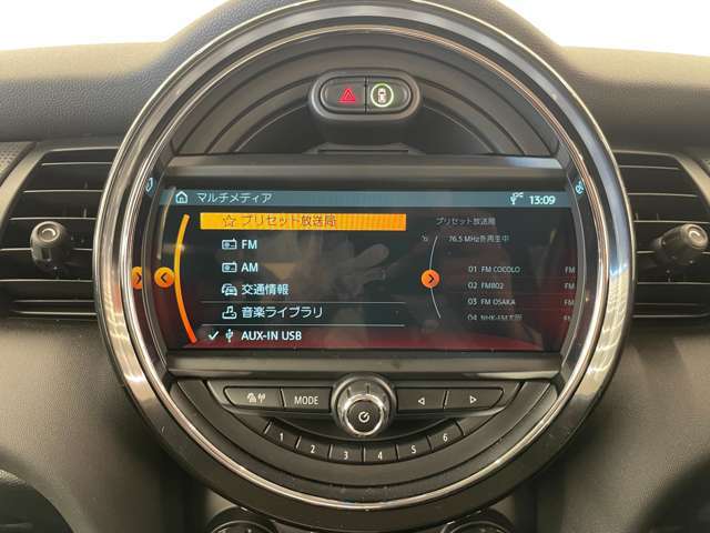 運転席右側にヘッドライト操作に関してのスイッチ類がまとまっております。