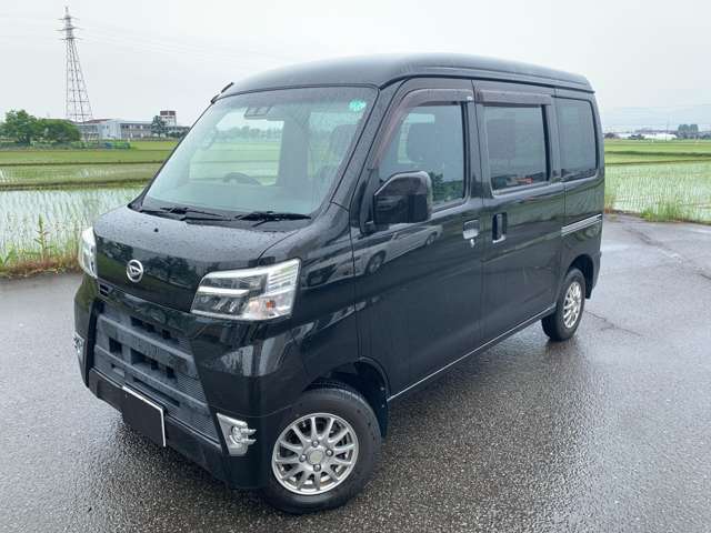 車両の品質管理は室内展示場を完備しておりますので、品質を保った状態の車両をご覧いただけます。