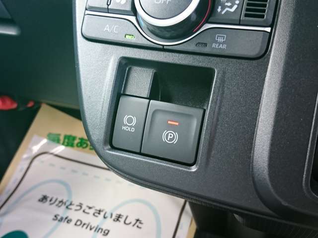★電動パーキングブレーキ★指先だけで簡単に操作が可能です。オートモード（EPBシフト連動機能ON）にした場合は、シフトを［P］レンジにすると自動でパーキングブレーキが作動するので安心です。