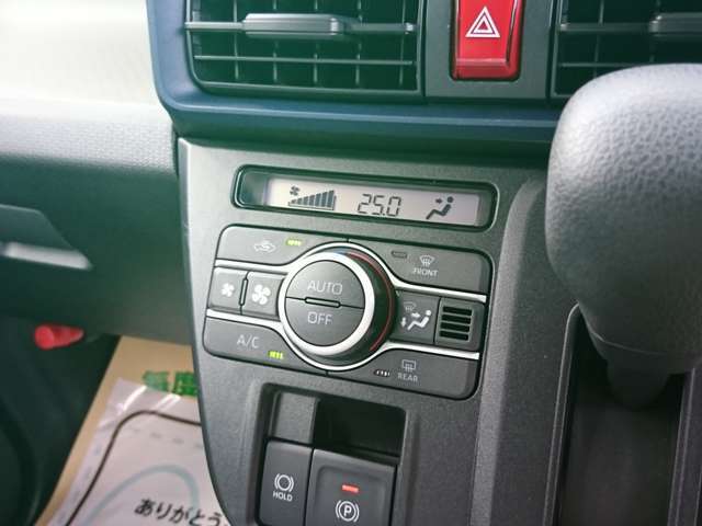 ★オートエアコン★自動車室内の希望温度を設定すると、自動的にヒーターやクーラーの温度調整や風量調整、内外気切り替えなどを行ってくれる快適装備です！