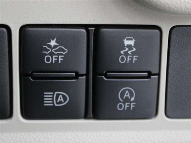 歩行者も検知する衝突回避支援ブレーキや、夜間での歩行者の早期発見に貢献するオートハイビームなどをパッケージ化した衝突回避支援システム「スマートアシストIII」が装着されています。