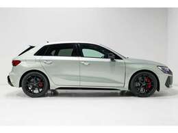 RSダンピングコントロールサスペンション170,000 RSデザインパッケージレッド160,000 プライバシーガラス60,000 オプション合計770,000