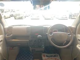 インパネ回りです。インパネシフト採用で足元空間が広々しています。広々とした空間は運転の疲れを軽減します♪