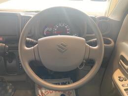 ハンドル回りです。シンプルなウレタンステアリングホイール。