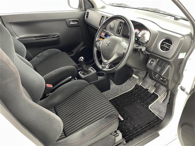 【運転席】座り心地が良いシートなので長時間の運転でも快適にお過ごしいただけます。新品のフロアマットのご注文も可能です。掲載箇所以外にご希望の写真がございましたらお気軽にお問い合わせ下さい。