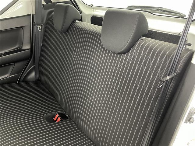 【後部座席】後席もゆったりドライブを楽しめます。内外装はプロこだわりのクリーニングで清潔なおクルマでご納車させていただきます！店舗での現車確認も承っています！
